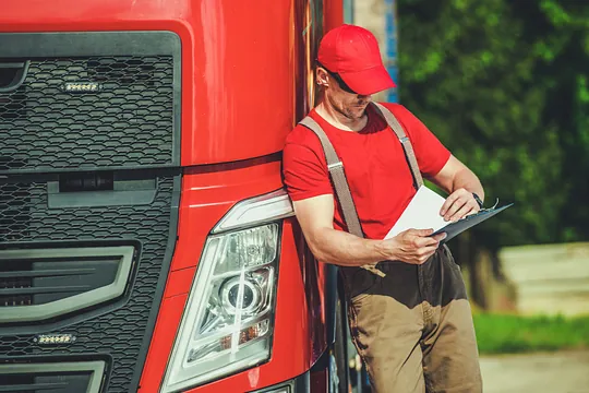 camionero mirando documento